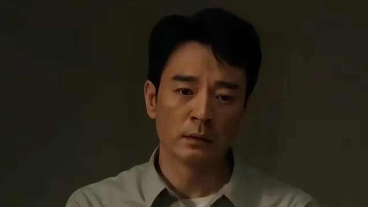《以法之名》洪亮得知王彧被枪杀后，急忙回到专案组看见李人骏时，有一个细节表现了两