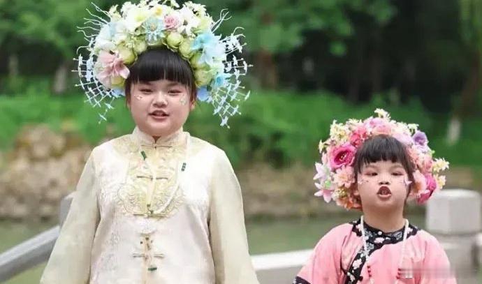 韩安冉的妹妹居然和韩安冉的女儿长得一模一样！