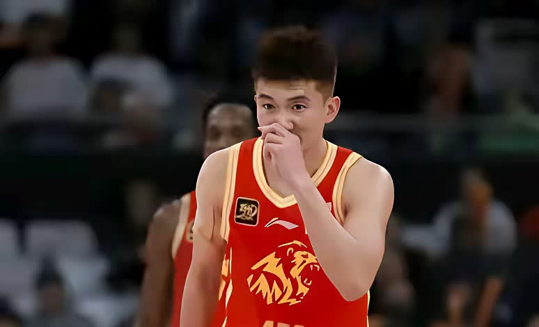 孙铭徽不禁赛，篮协的态度就一目了然了，在篮协领导面前用力一脚，篮协既然不敢做事。