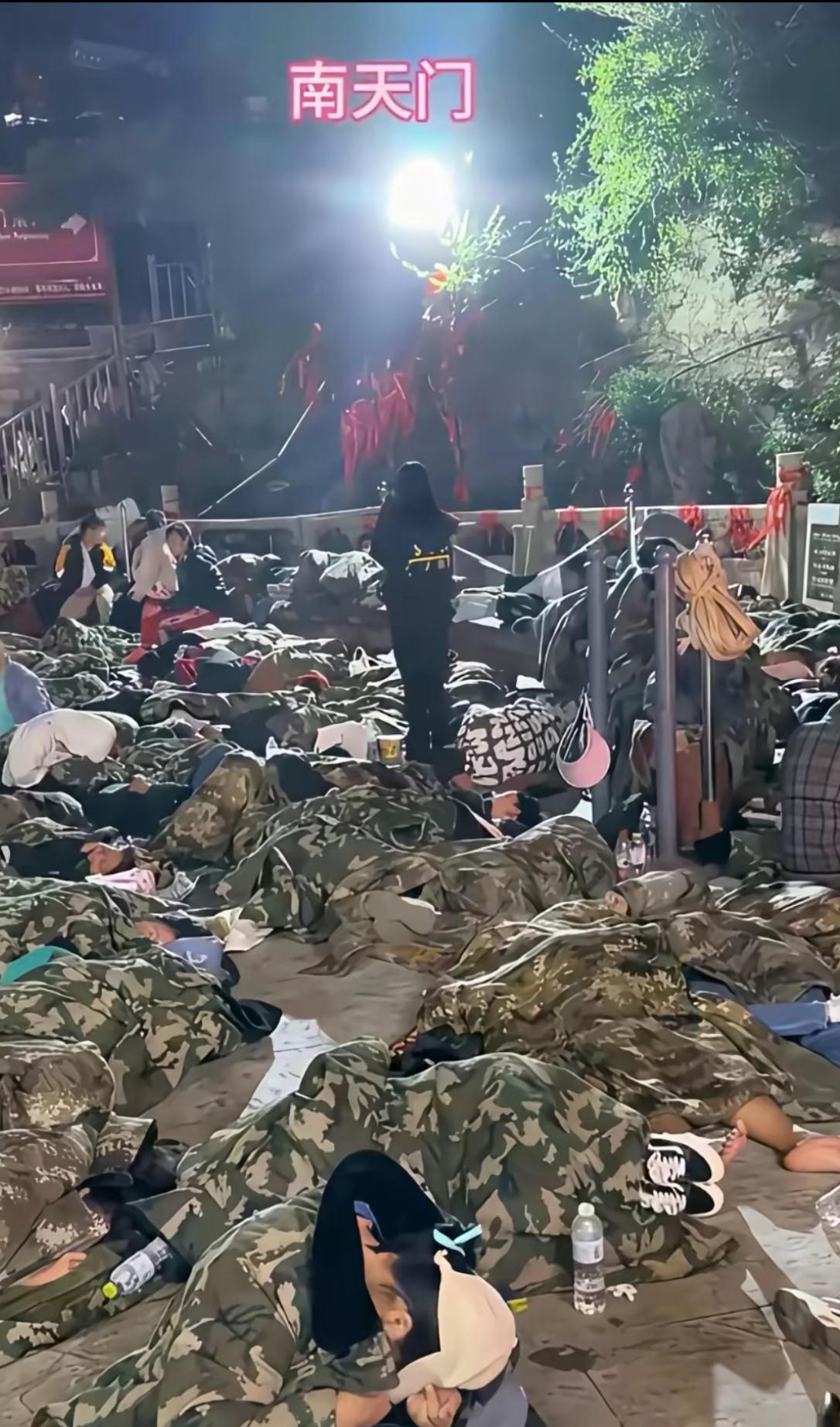 凡是5月2日夜爬泰山的3万名游客中，无论是男女还是老人和孩子，这场暴风雨让他