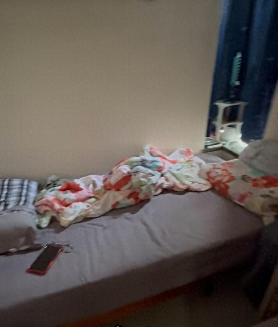 颠覆认知引热议！奥运冠军杨威一家六口挤香港40余平出租屋，夫妻挤1米2