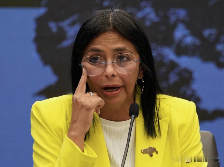 委内瑞拉：中国油轮无油而返1月12日美媒消息，两艘悬挂中国国旗的油轮掉头返回