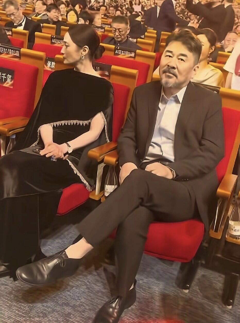 其实并不是属于的男演员留着胡子都会好看，就像照片中的陈建斌，他这样看起来比较显老