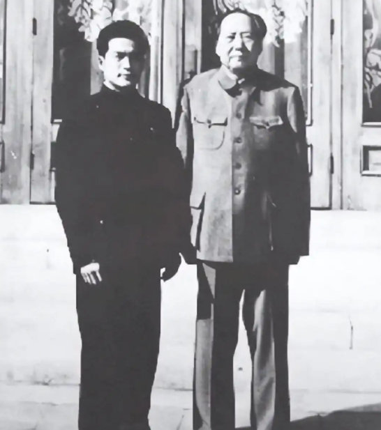 有一次，警卫员封耀松给毛主席擦背，突然没憋住，放了个大响屁，毛主席听见后，笑着调