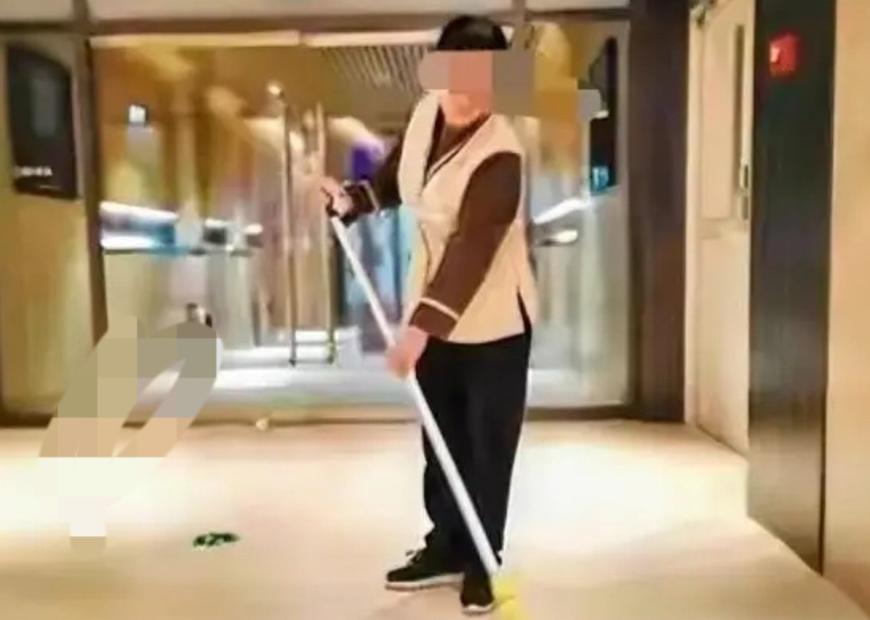 四川苍溪，50多岁保洁大妈趁着中午休息，单位里人少，带着66岁的情人在休息室发生