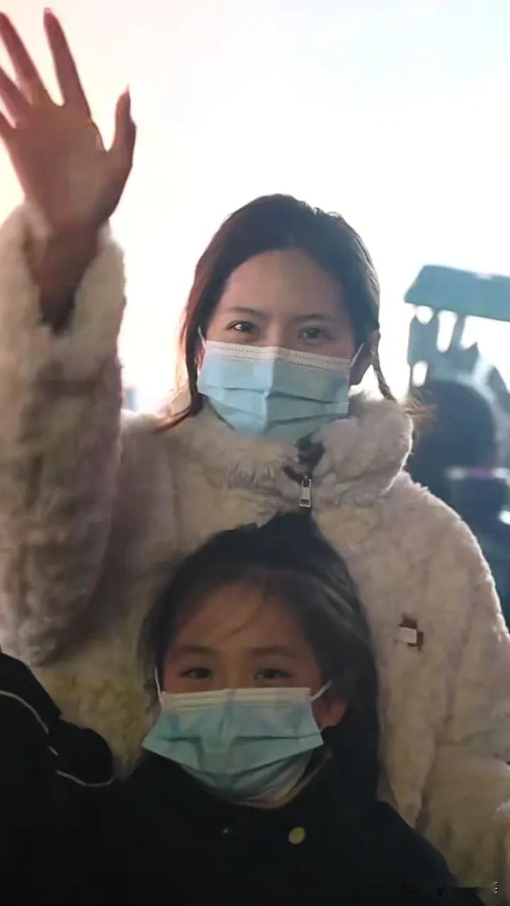 今天是阿坝旅游车坠河的第10天，昨天找到了3位母亲中最年轻的妈妈“来杯焦糖拿铁”