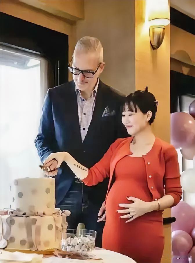 看了一篇报道三观炸裂陪读妈妈和女儿70多岁的白人老师好上了，并且是在婚姻存续期