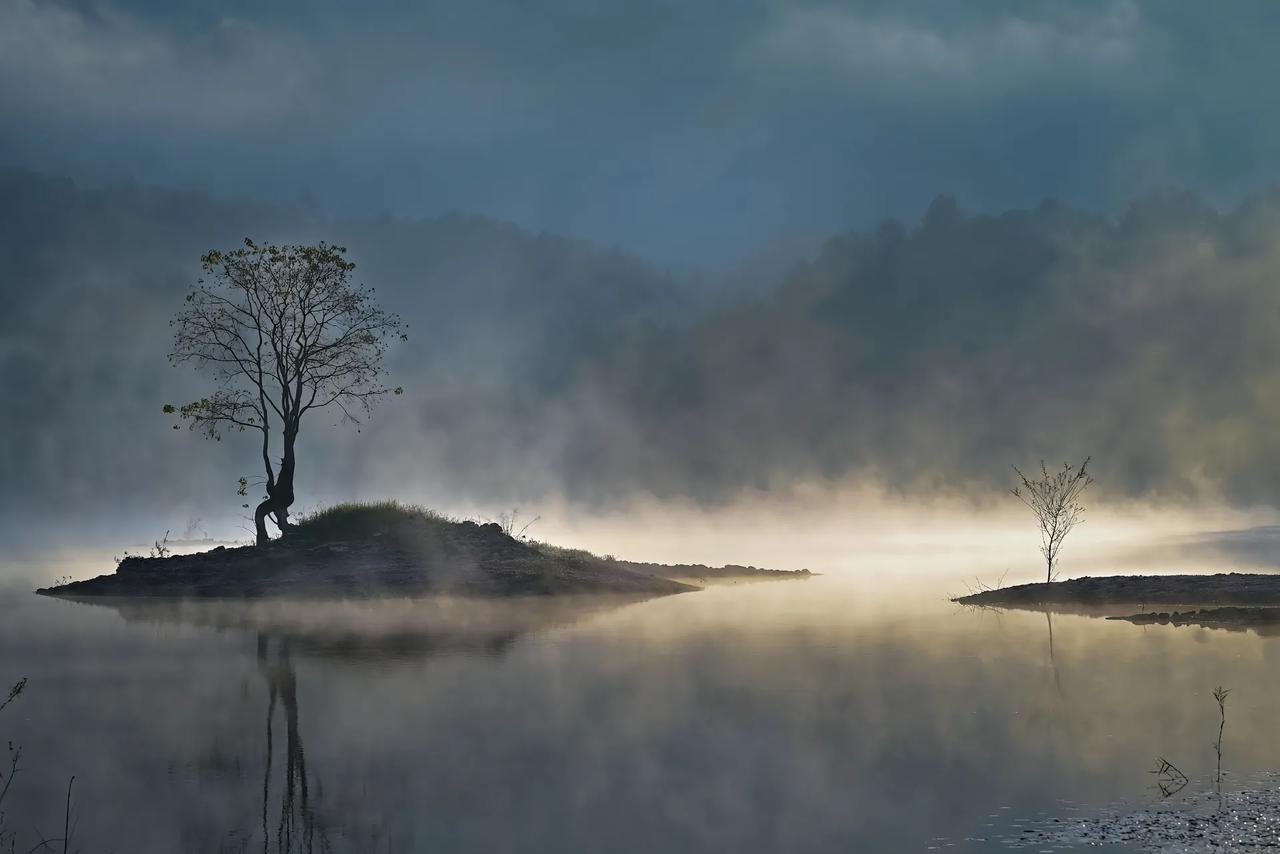 今天跟一个高三的学生家长聊天，家长跟我说孩子比较辛苦，每天晚上做作业做到1点多。