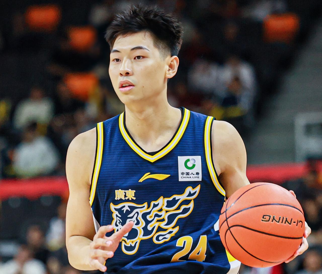 徐杰：小崔，你这老乡见老乡，你是真盖啊？崔永熙：就剩努力防守了，都快打成蓝领了