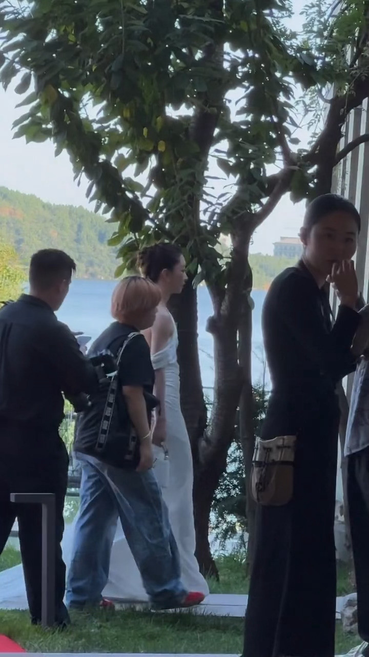 周冬雨今日活动路透白色礼服好美呀🤍栩栩华生时尚文化大赏周冬雨​​​