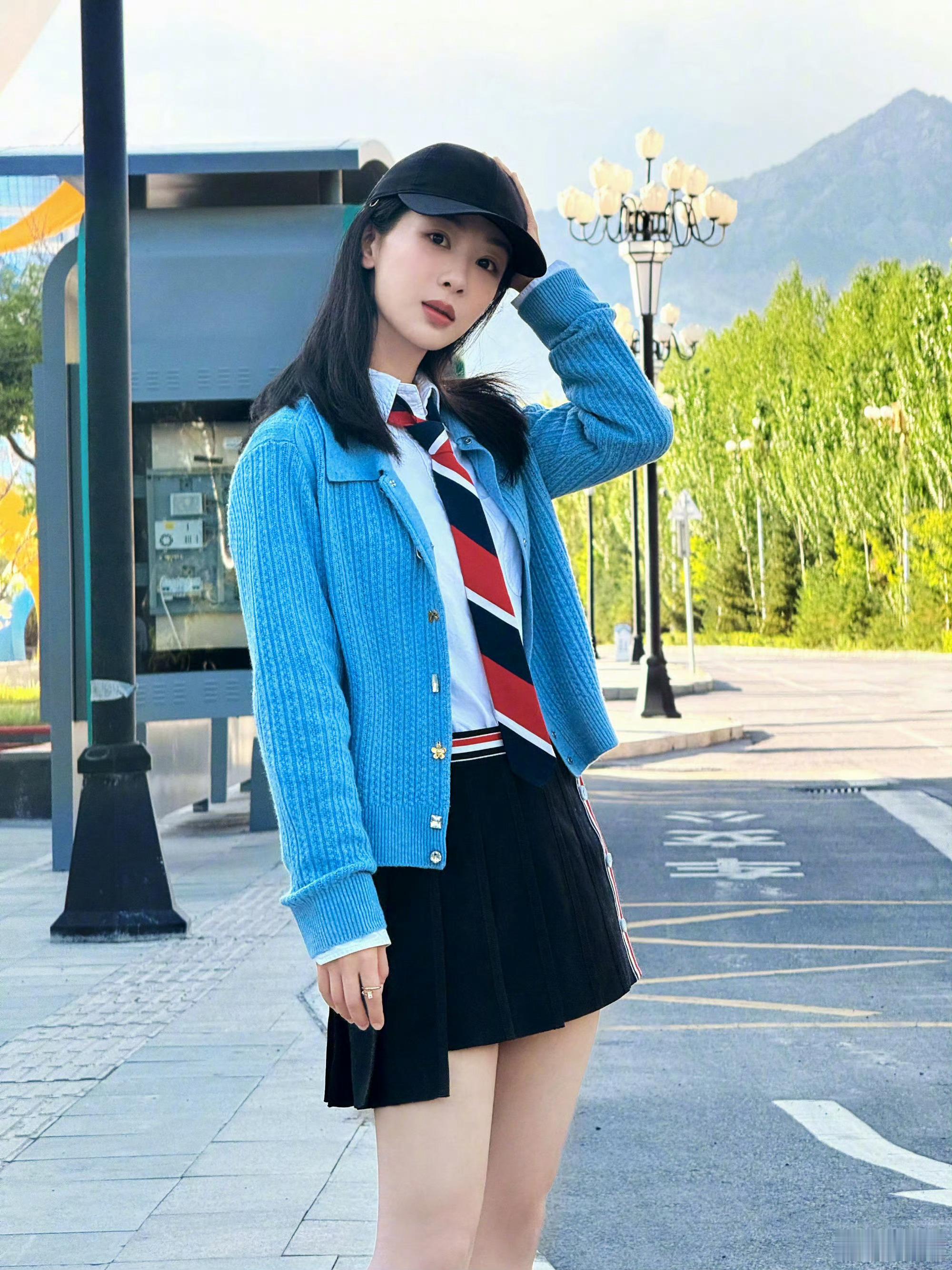 我靠！！！杨紫今天是什么女大学生！！！云朵彩虹夕阳树影……嘿嘿
