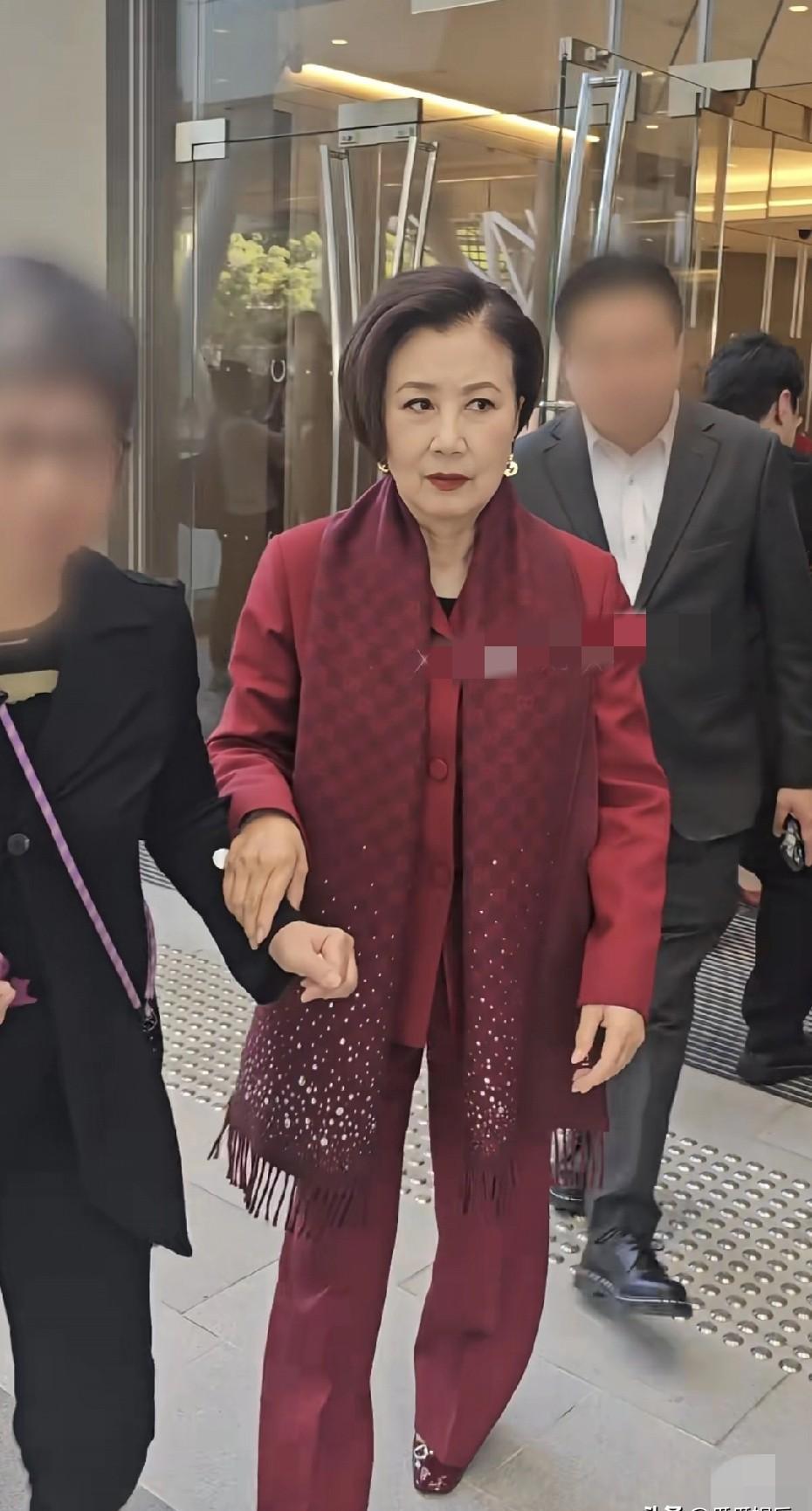 78岁汪明荃，为何每次亮相，都要“蹒跚”登场？你猜错了。宝马打吡赛，她依旧一