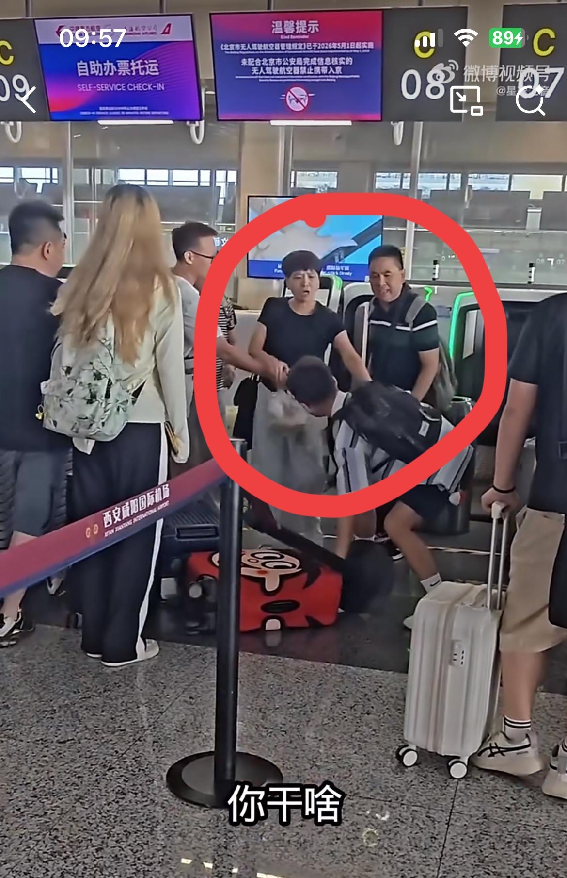 这一家人真凶，插队不成倒打一耙，不仅推搡小伙，还扔了他的行李，小伙也是好脾气。小