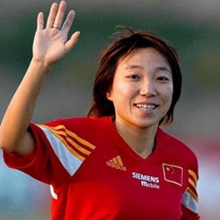 她把一生献给足球，却留下遗憾亚洲唯一世纪足球小姐，号称：穿裙子的马拉多纳，