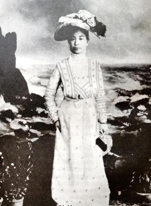 1921年，陆英生第14胎，婴儿夭折，她一病不起，交待后事：嫁妆全部送还娘家，任