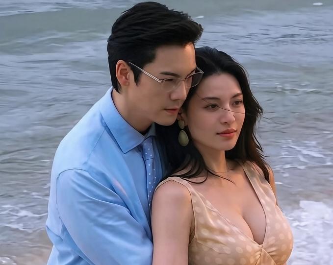 谁说演员不是个“高危职业”？这海边拥抱的镜头，换谁不心动！蓝衬衫配波西长裙，海浪