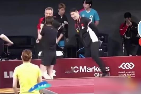 王励勤有多喜欢曼昱？有次曼昱比赛完，王励勤穿过人群跨过场边遮挡板，向曼昱招手示