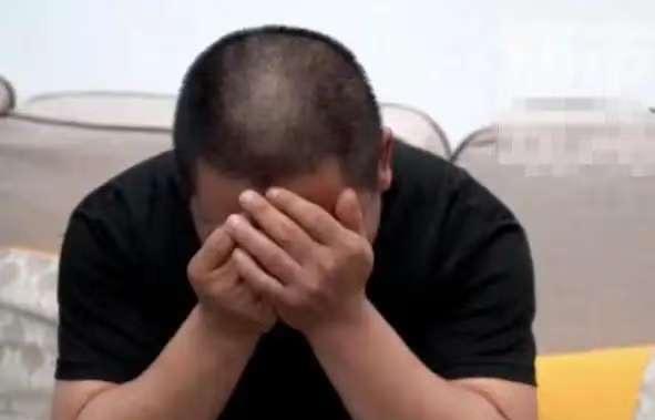 浙江宁波，一男子的妻子得肿瘤病逝，他痛失爱妻，哭的死去活来，可他整理妻子遗物时，