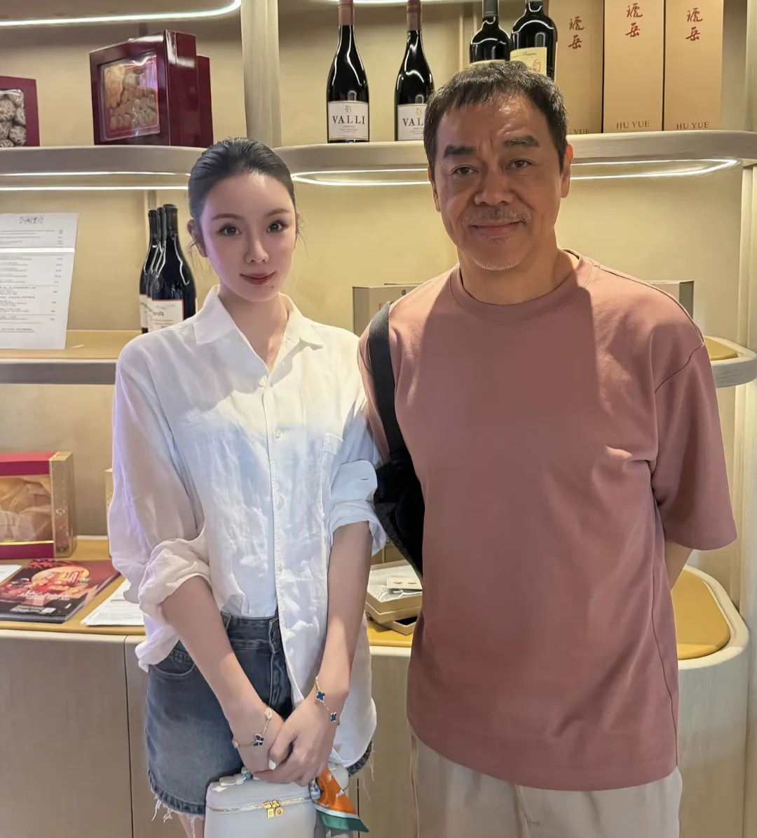 刘青云在香港一家高级餐厅吃饭，他穿着粉色短袖，留着一头短发，脸上胡须发白，身材强壮，他年轻的时候真的