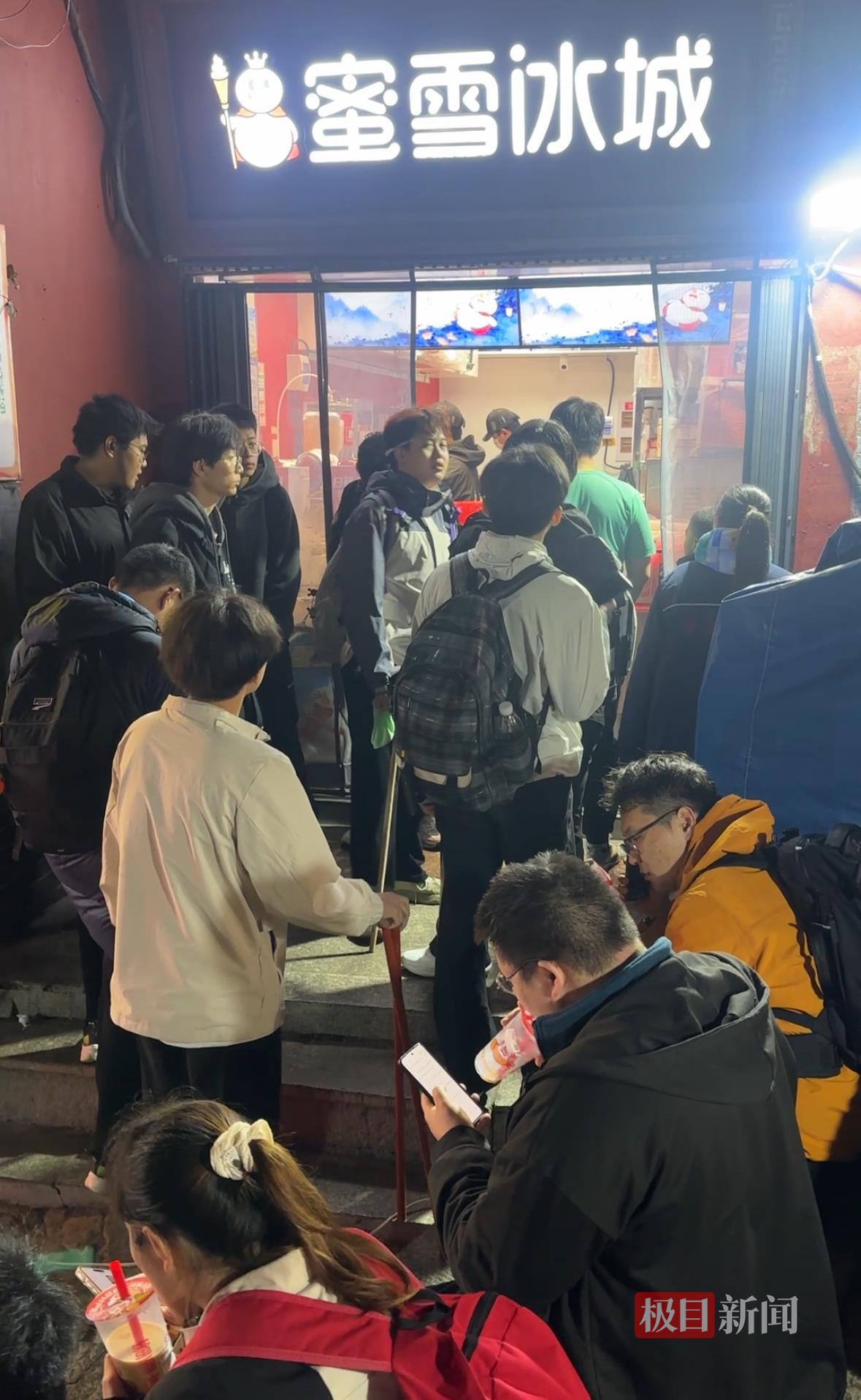 泰山顶蜜雪冰城凌晨两点火爆