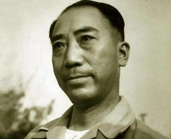 1938年，41岁戴笠借口加班，把秘书余淑衡，带到了卧房。戴笠递给她一杯咖啡：“