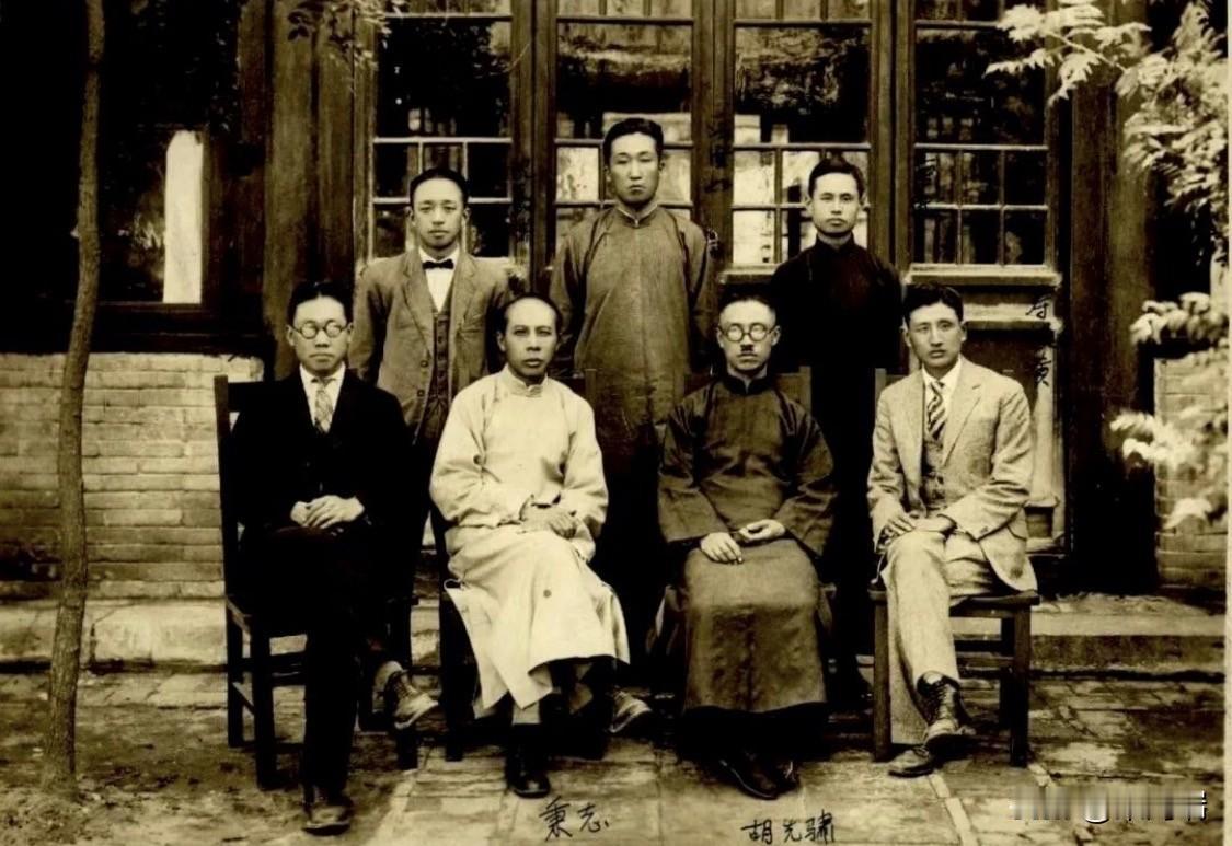 这张照片拍摄于1928年10月北平静生生物调查所成立初期，图中七位人物均为中国近