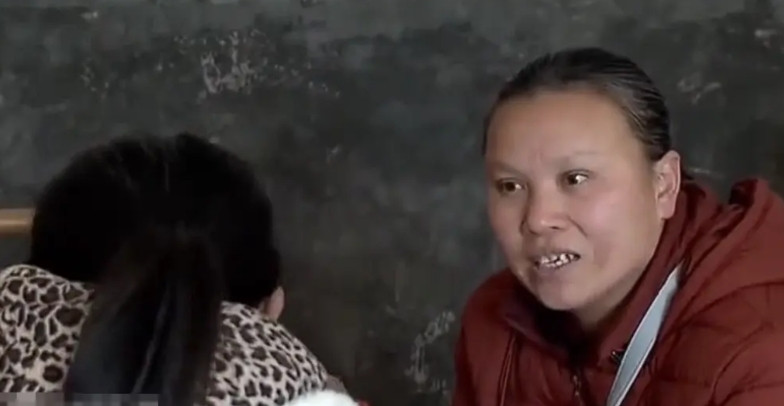 离婚后，儿子和女儿都留给了前夫，女子经常见到儿子，却8年没见过女儿。女子找前夫询
