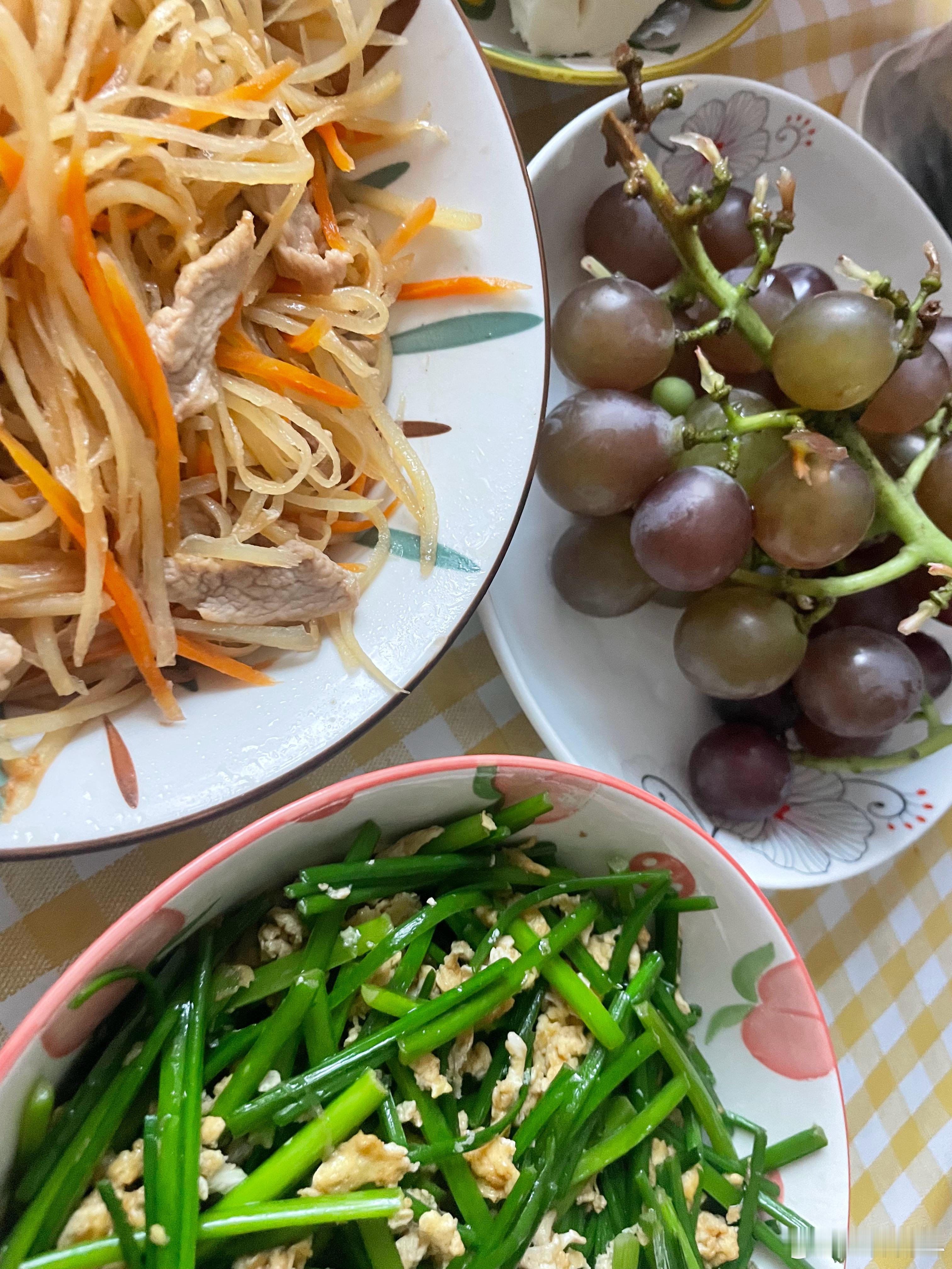 新鲜韭菜柳炒鸡蛋不错葡萄新上市的，很便宜2.49一斤，就是这个葡萄一看就是三年
