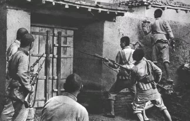 百团大战一度让委员长非常震惊，据说他一度无语，这其实很正常，如果民国军事的行情就