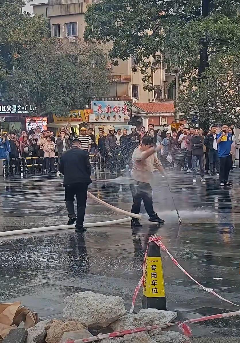 残疾人违规卖艺，物业人员滋水驱赶，最后被残疾人反杀。围观路人看到这一幕都是哈哈大