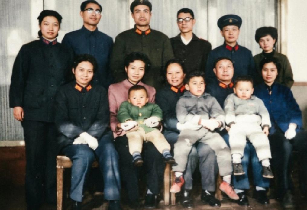 1979年，开国上将萧华与夫人王新兰、儿子萧云、长女萧雨、次女萧霜、三女萧露、小