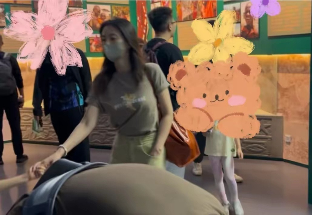 高圆圆回北京带娃，身材瘦而不柴美得突出，女儿更像是小版的赵又廷，小眼睛，五官很普