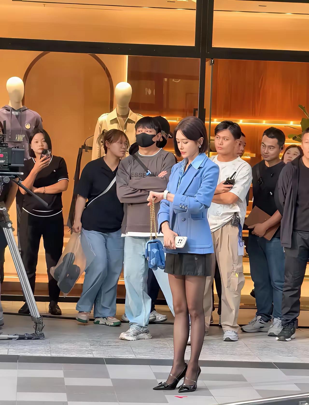 不知不觉大美女秦岚也快50岁了，当年她演《还珠格格》知画的时候也才24岁，当