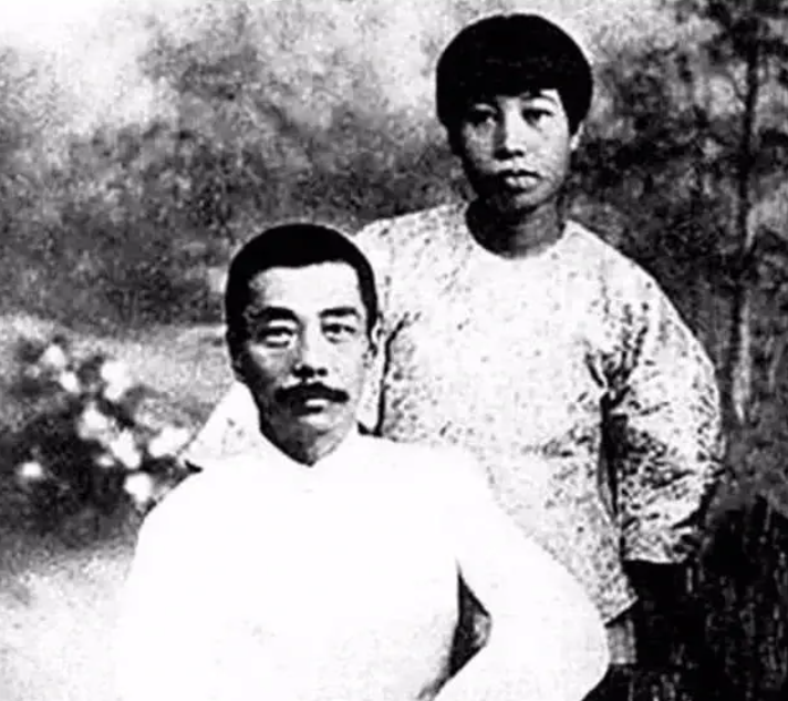 1929年，鲁迅避孕失败，儿子出生了。一直想丁克的他，看到儿子第一眼，忍不住撇嘴