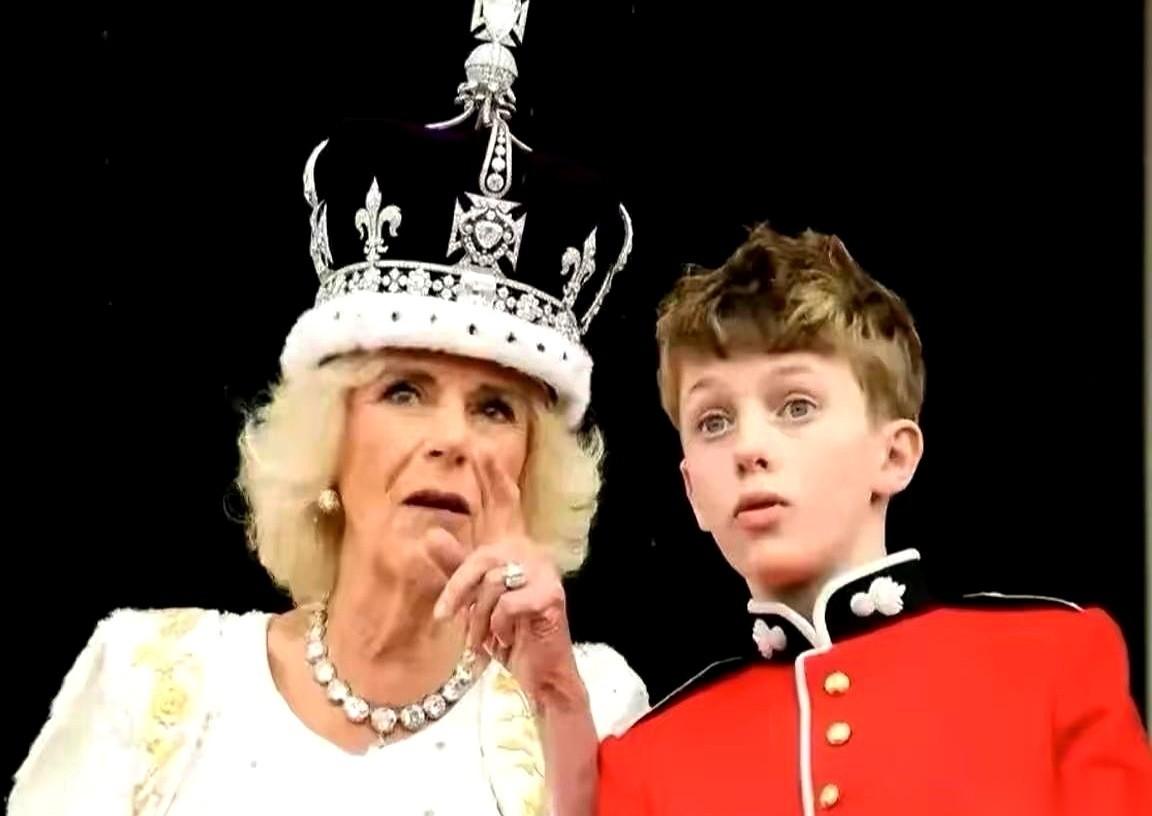 在全世界的镜头前，亲手把自己的孙子，推到C位。那三个正统的王室继承人呢？站在