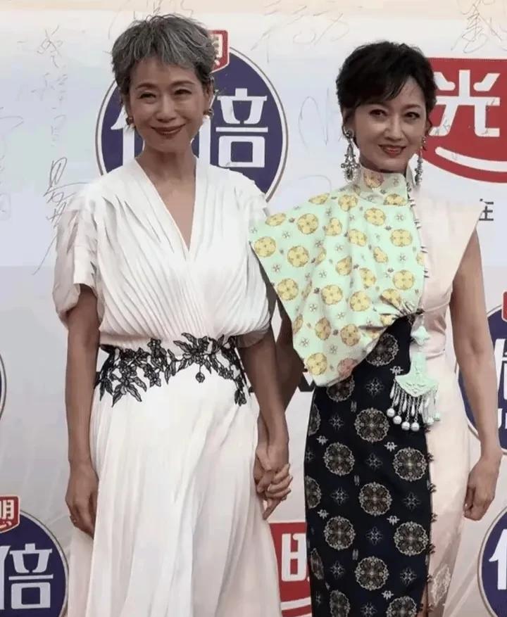 叶童和赵雅芝本来就是同事关系，共事时间就是拍新白娘子那短短的时间，再加上她们两个