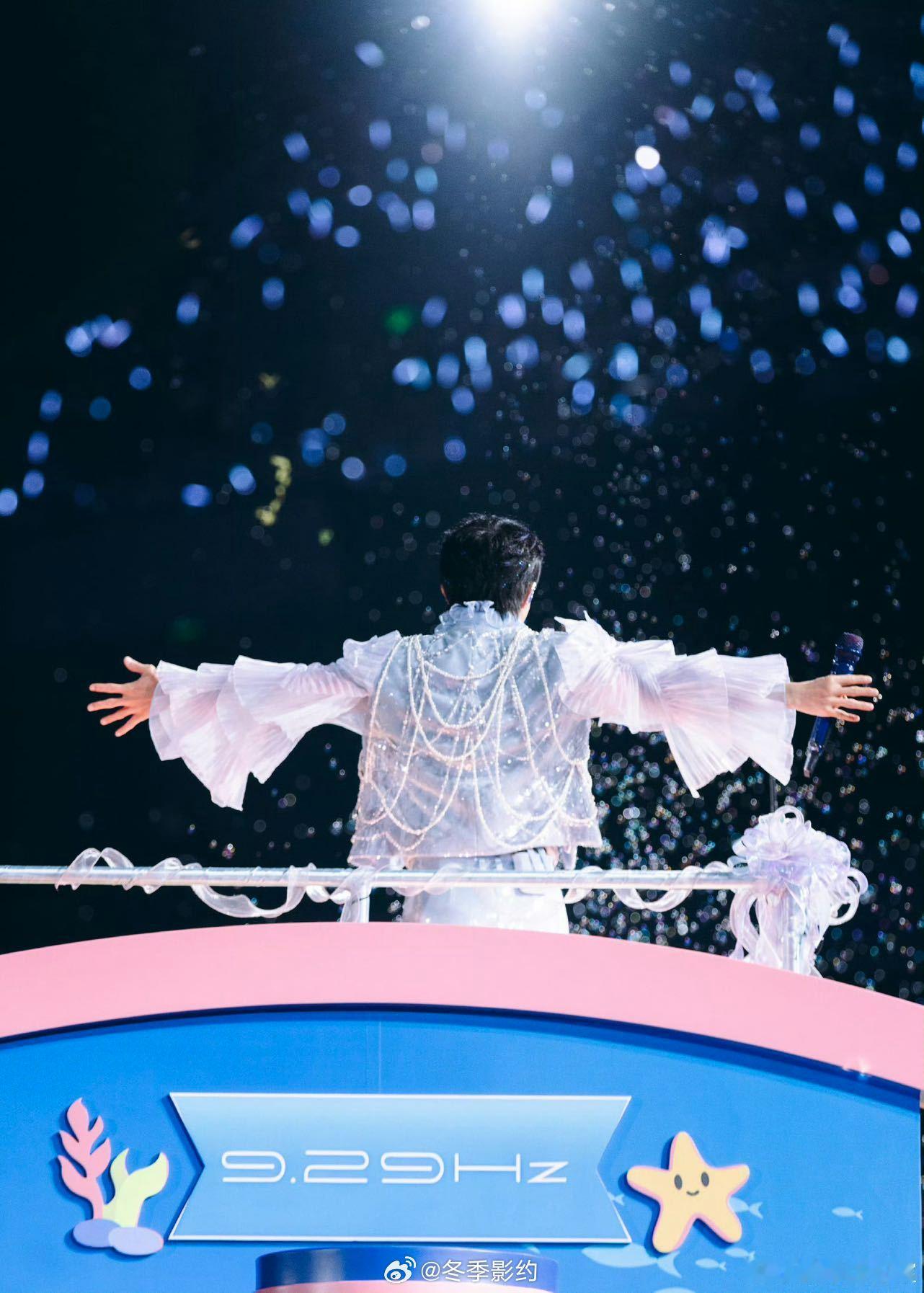 五月天给周深送花篮周深广州演唱会温暖开唱，五月天花篮现身后台，满满诚意祝福两晚