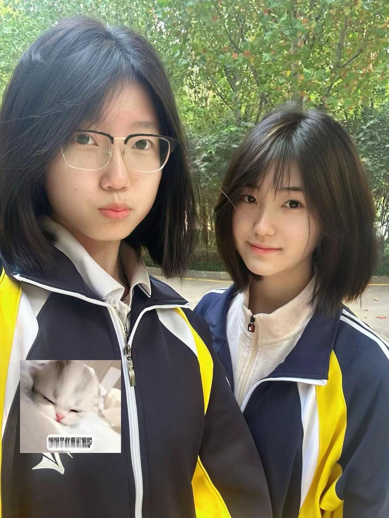 姐妹花一起出街，萌宠加持更可爱！😍🐱摄影气质穿搭街拍人像什么色彩更显时尚