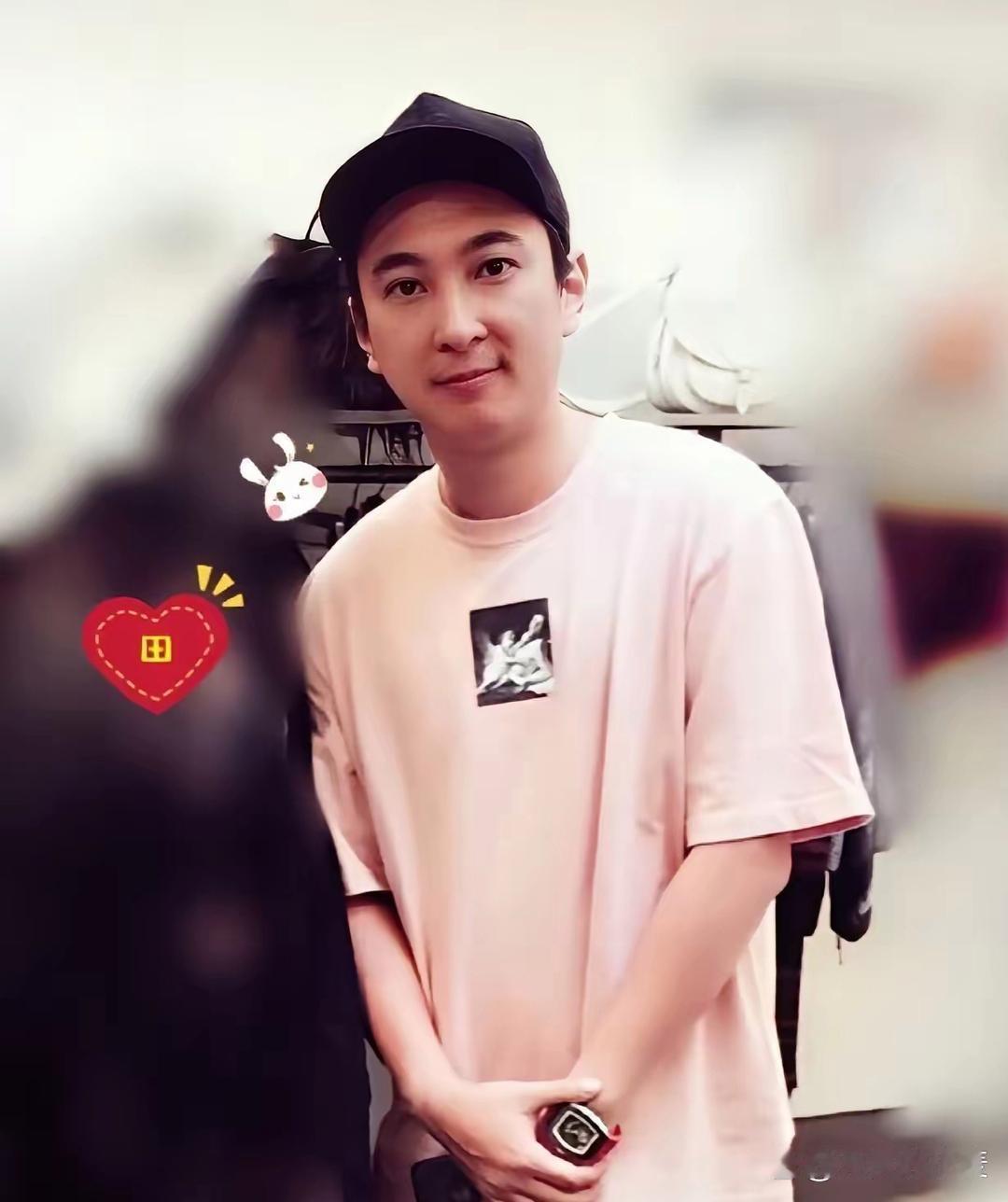 王思聪对黄一鸣是真的很喜欢💕不管黄一鸣怎么碰瓷，他都不回应一句。黄一鸣在遇见困