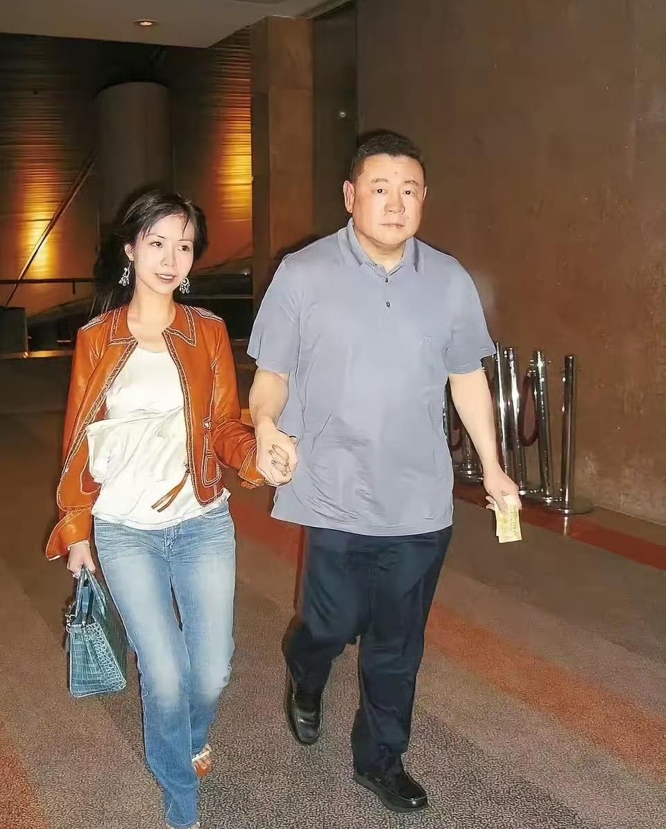 孙哥和景甜纠纷，让富豪刘銮雄口碑变得更好了。向太爆刘銮雄给每一个前任都买了房。
