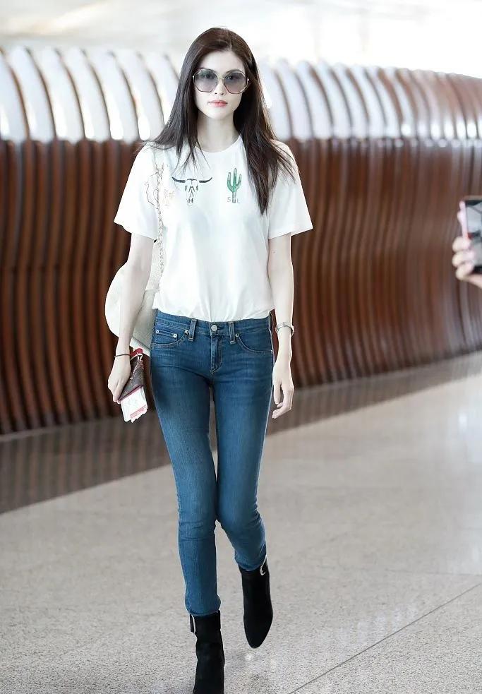 【何穗这机场路透，把“超模日常”焊在审美上了！】白T+牛仔裤的基础款，被她穿出