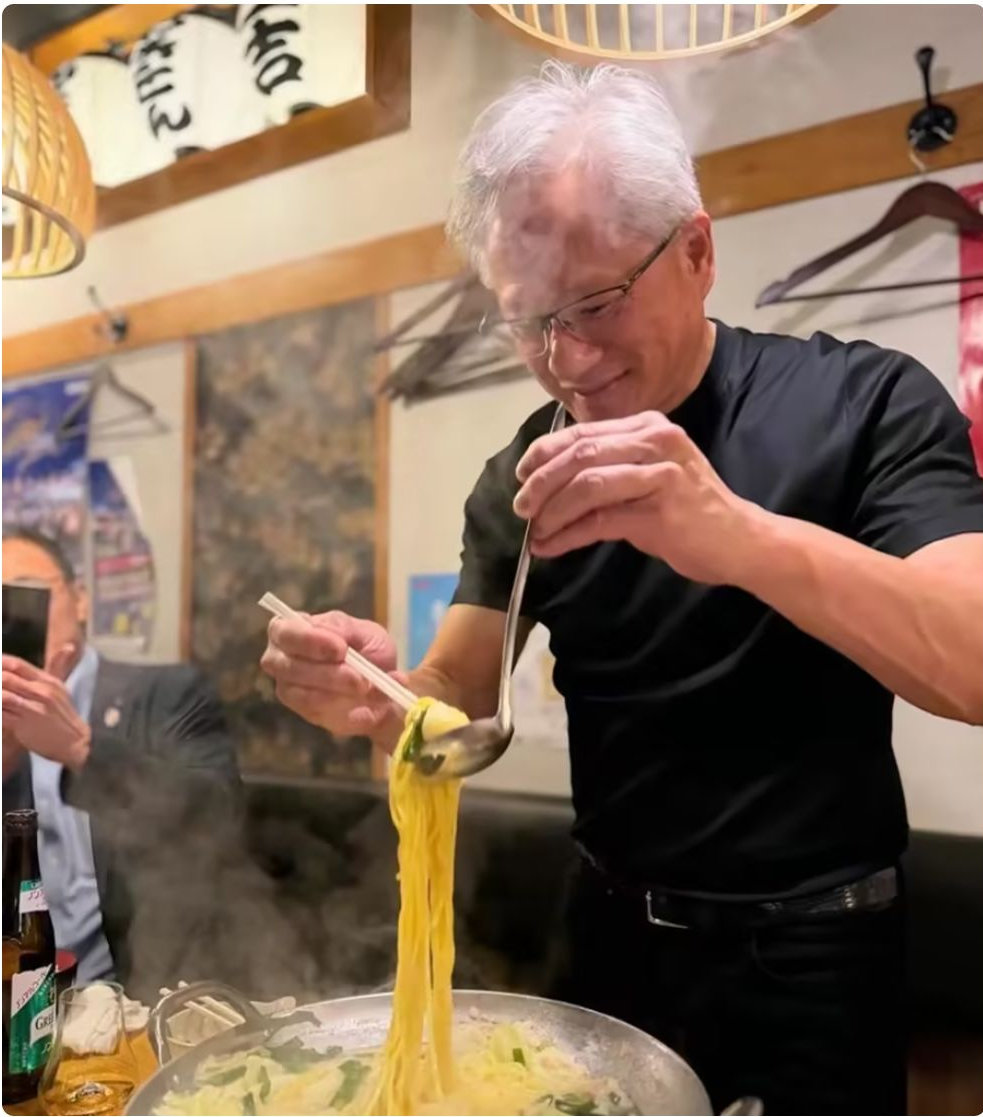 东京街头偶遇黄仁勋吃面，头发稀疏秃顶明显，但那身材是真自律啊