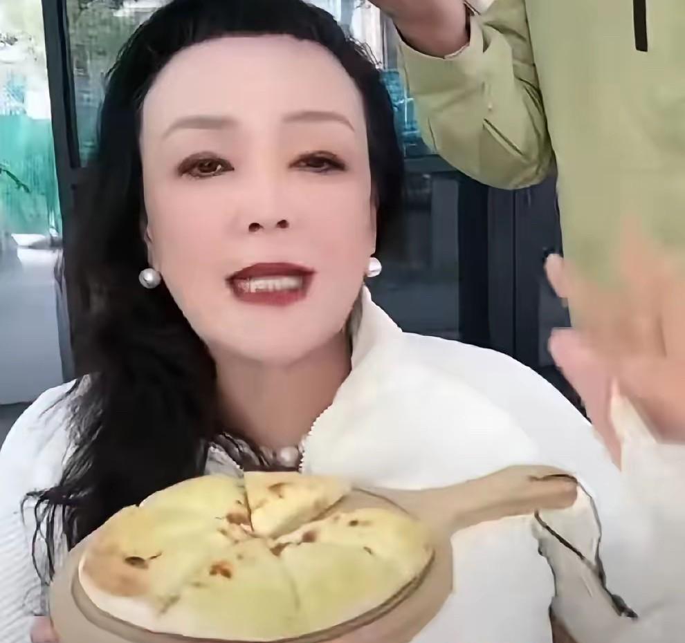 今天张兰值得庆祝一下啊！骂自己最狠的黑宝宝头子鲁班，今天凌晨宣布：闭嘴了，不再