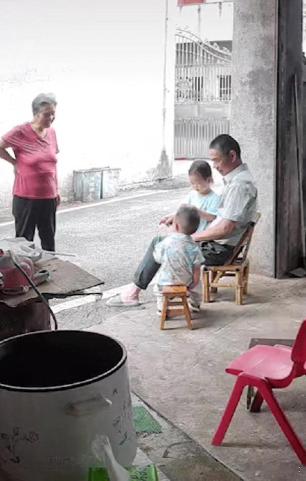 江西上饶，一16个月的宝宝，看见前来串门的邻居奶奶缓步走来，摸了摸屁股下的板凳，