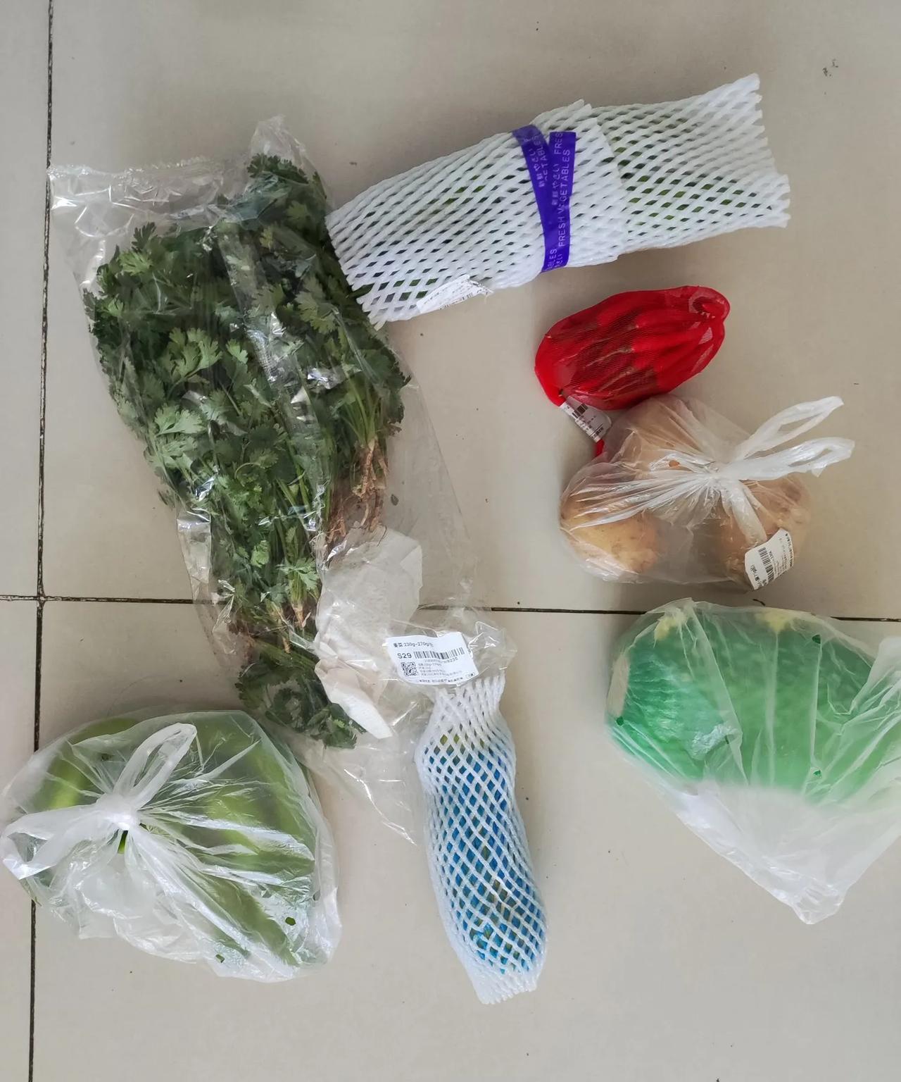 老公和初恋三年前还保持联系。初恋嫁得条件很好，有两个孩子，她老公出轨跟老公诉苦。