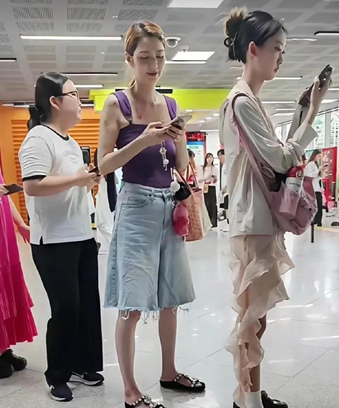 53岁洪欣路人视角，跟电视上差距好大！