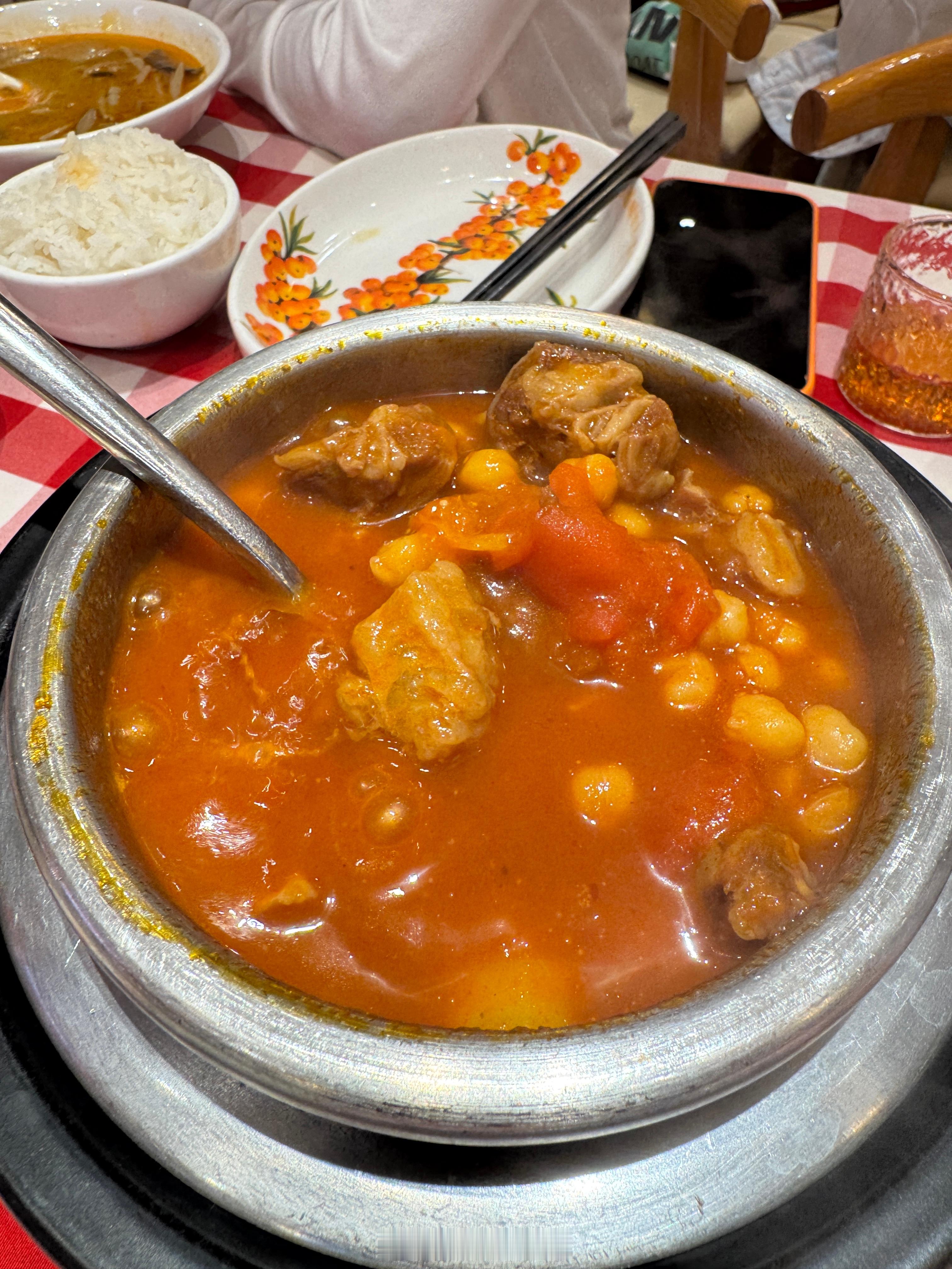 冷知识:西贝这两天吃饭进店每人送100餐券，隔日可以无门槛使用⬇️​​​