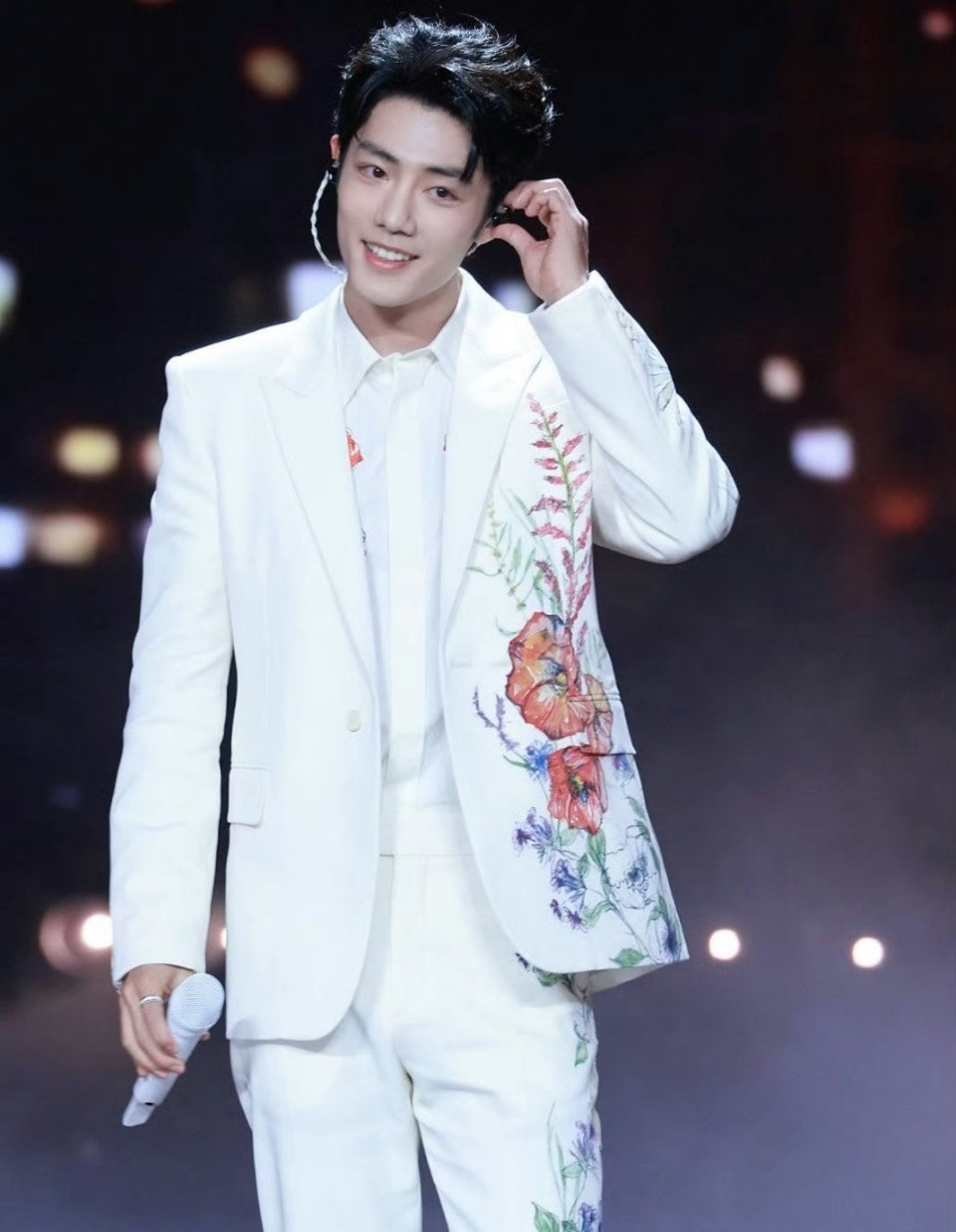 肖战麦昆刺绣西装肖战北京春晚刺绣西装造型肖战也是一整个帅到我心巴子上了！！！肖