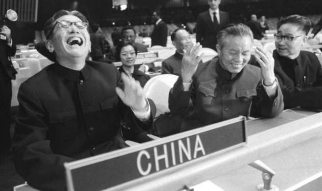 1971年，他仰头大笑，西方记者说这一笑"震碎了联合国议事大厅的玻璃"。1984