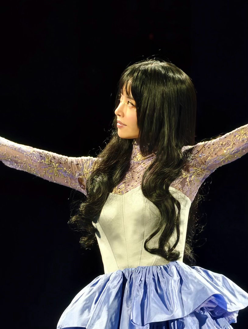 所以那个洞是演唱会中途崩开的，还是上场前就破了没人告诉她？好奇。 ​​​